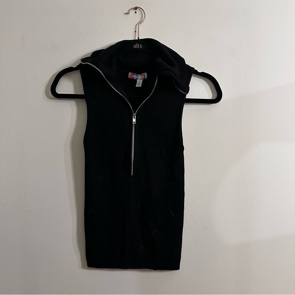 Urban outfitters knit sleeveless sweater half zip Black size  Small‎